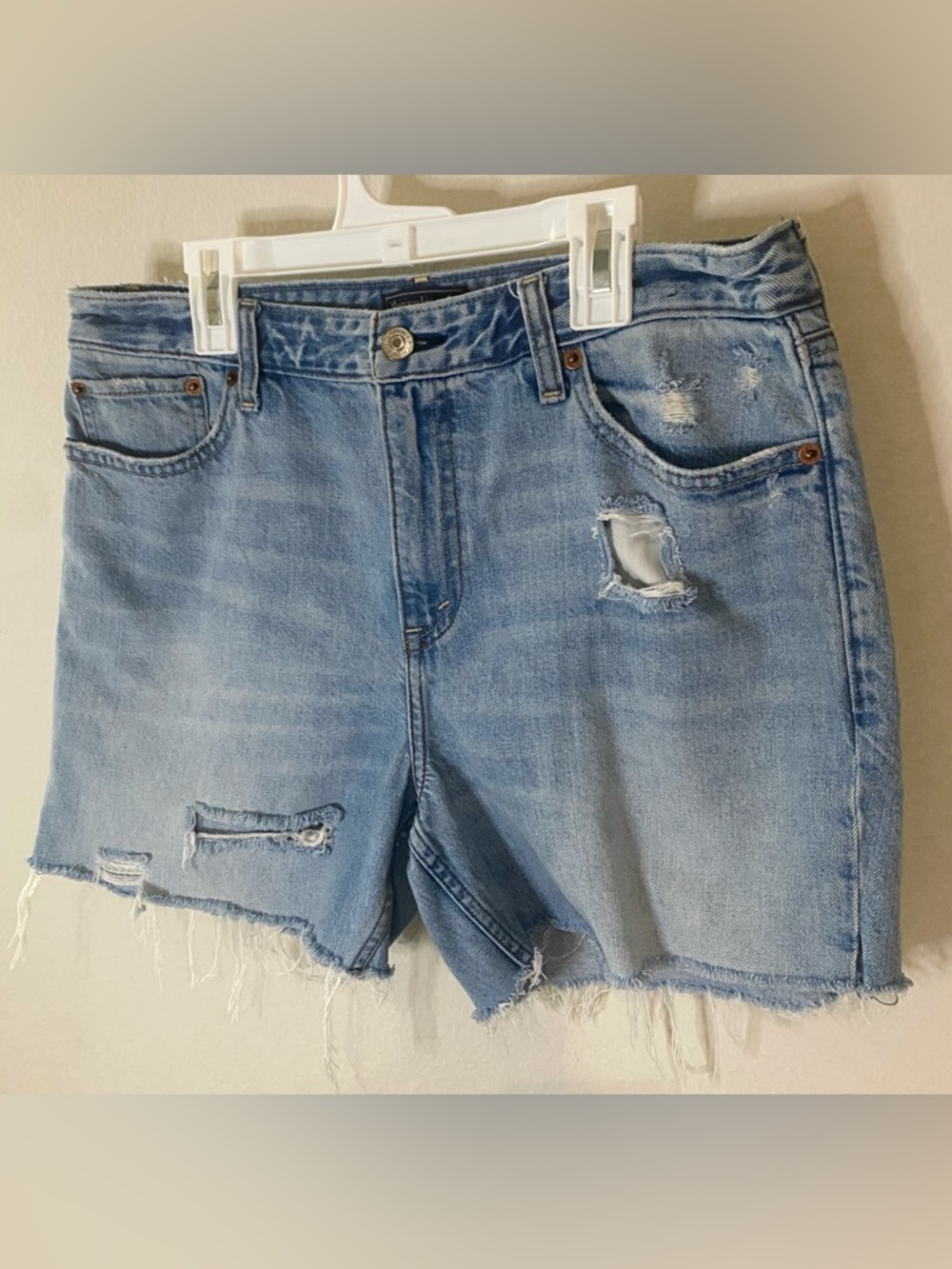 ABERCROMBIE & FITCH ANNIE GIRLFRIEND LIGHT BLUE DISTRESSED JEAN SHORTS
